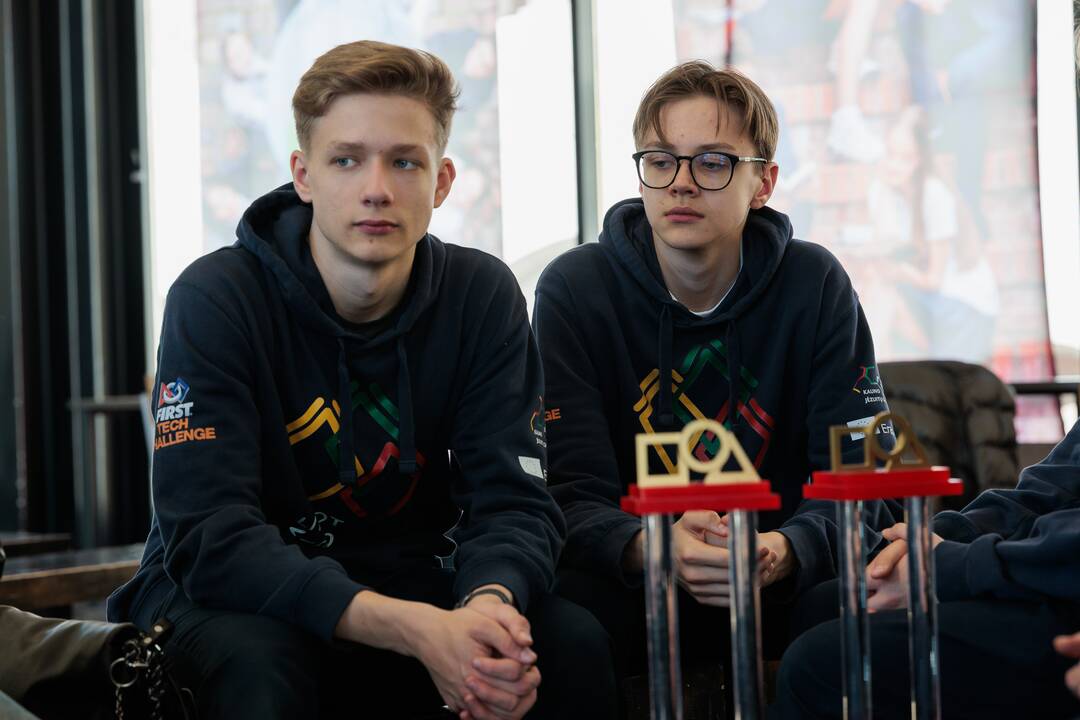 Kauno jėzuitų gimnazijos robotų virtuozai
