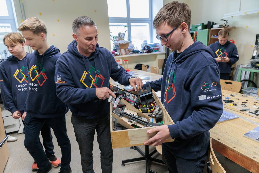 Kauno jėzuitų gimnazijos robotų virtuozai