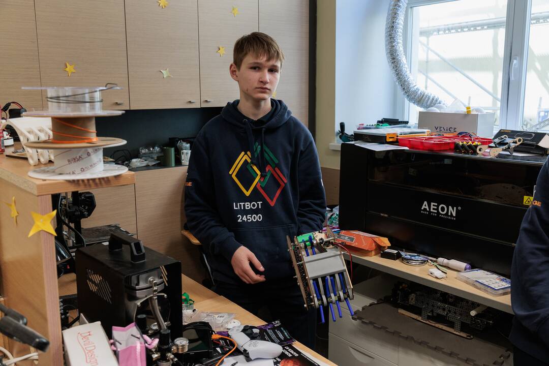 Kauno jėzuitų gimnazijos robotų virtuozai