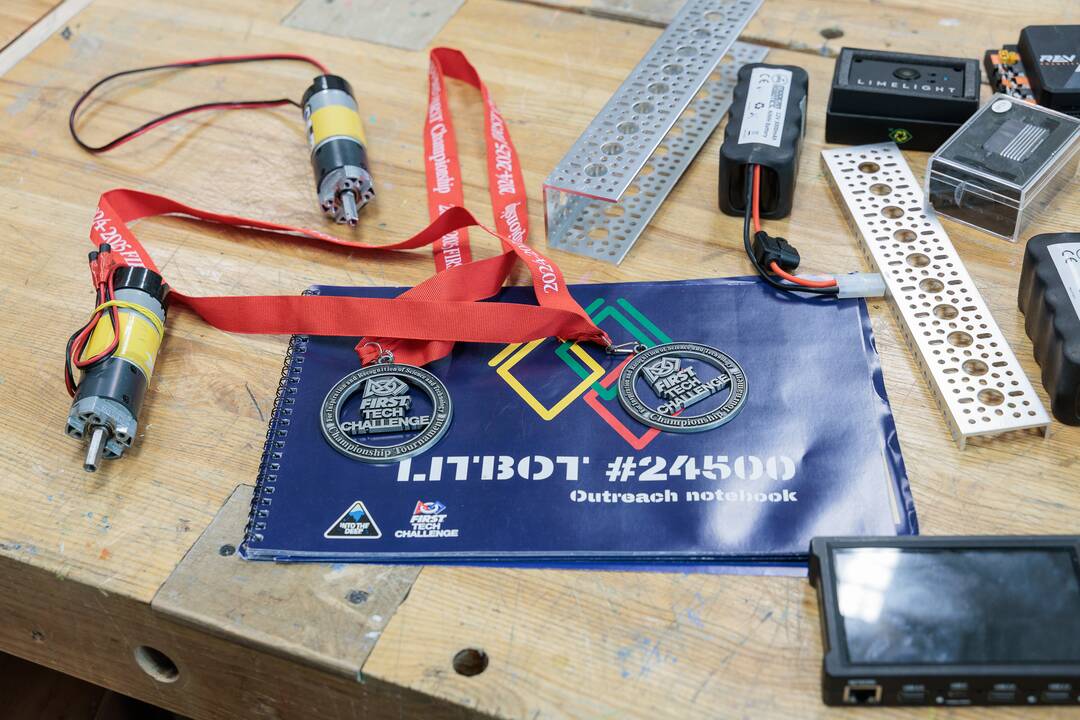 Kauno jėzuitų gimnazijos robotų virtuozai
