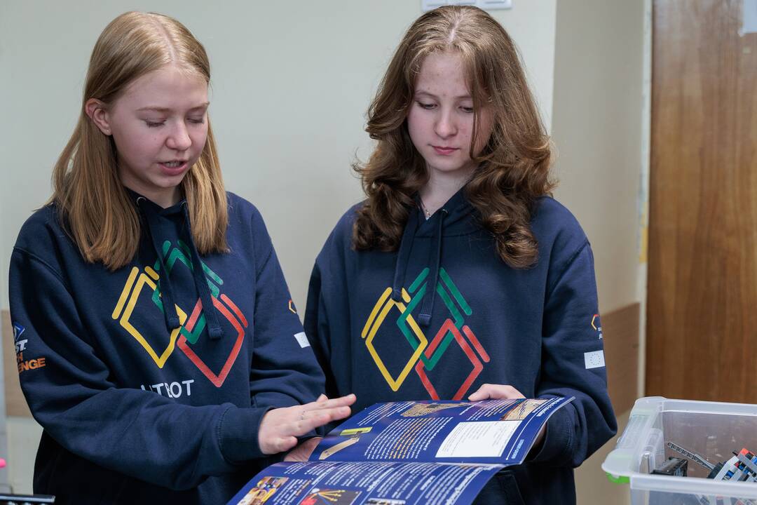 Kauno jėzuitų gimnazijos robotų virtuozai