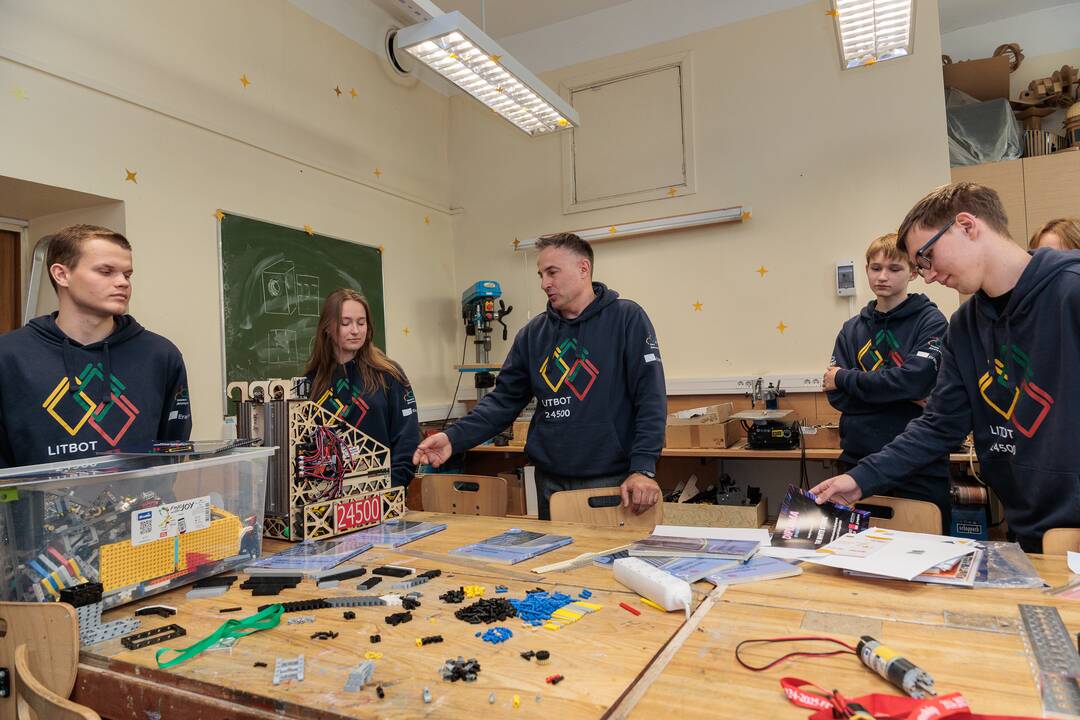 Kauno jėzuitų gimnazijos robotų virtuozai