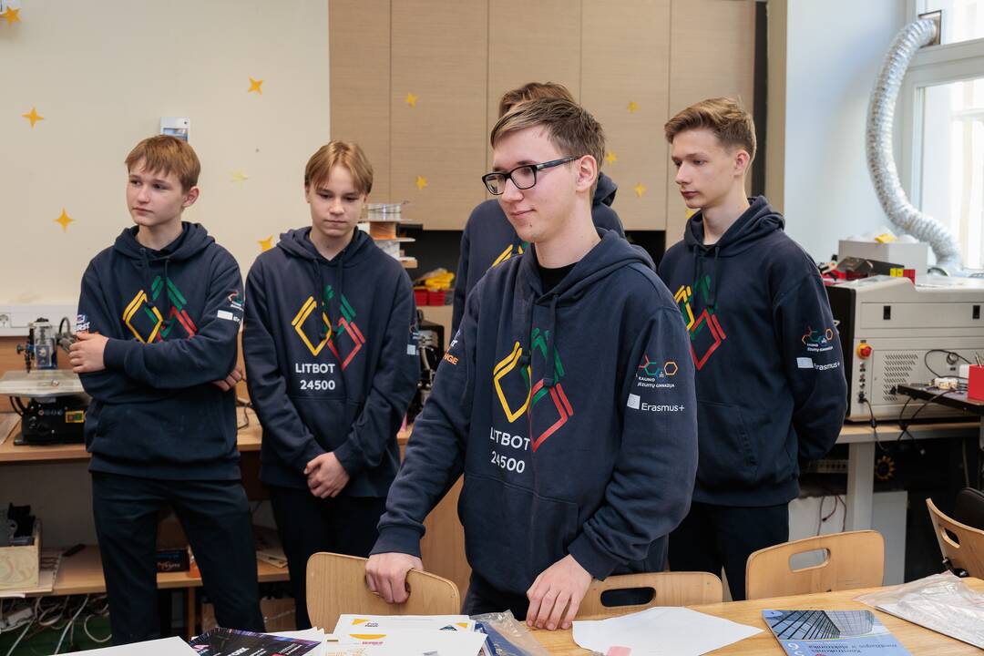 Kauno jėzuitų gimnazijos robotų virtuozai
