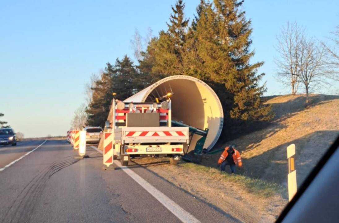 Dėl problemų pakraunant vėjo jėgainės dalį, lieka uždarytas kelio Šiauliai–Palanga ruožas