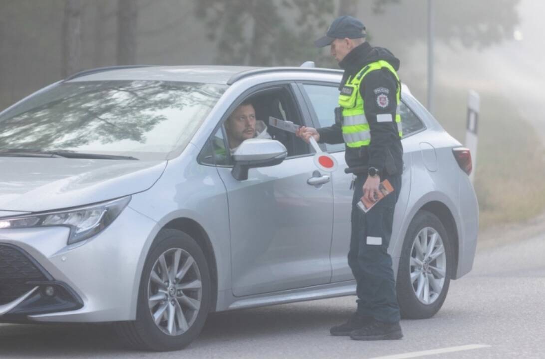 Kėdainių rajone sulaikytas automobilis su neteisėtais migrantais