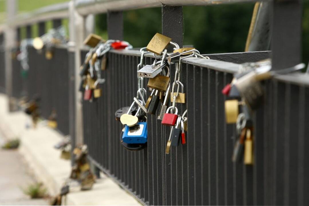 Spynos ant tiltų – romantika ar pažeidimas?