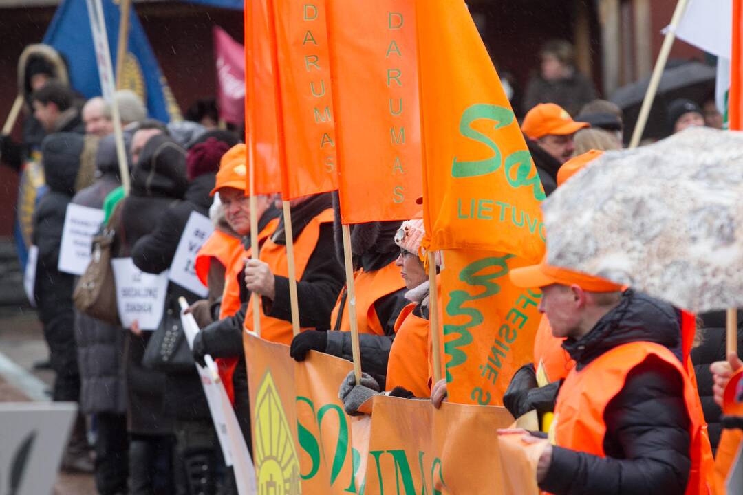 Prie Seimo mitinguotojai reikalavo didesnių algų ir pensijų