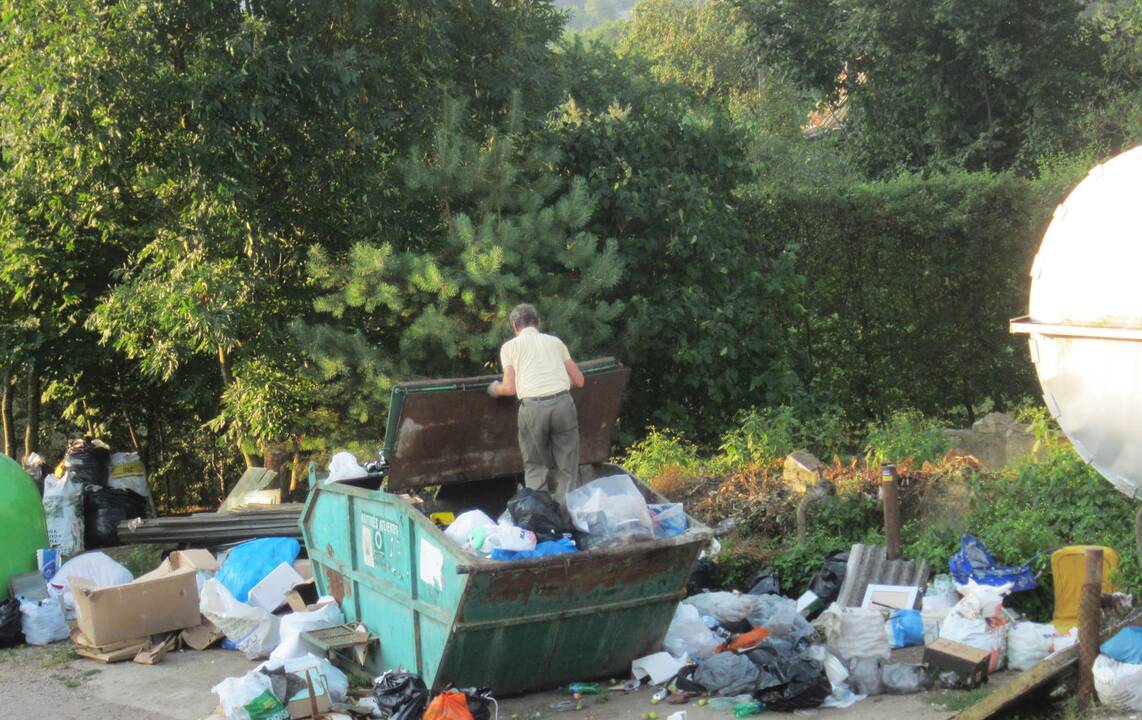 Gyventojus sukiršino bendras šiukšlių konteineris