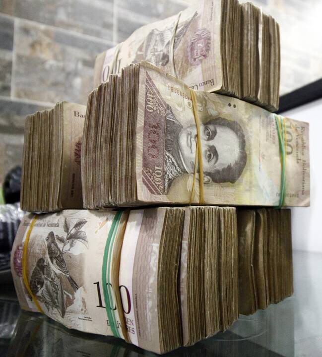 Venesueloje nebeliks 100 bolivarų kupiūros, už kurią galima nusipirkti tik saldainį