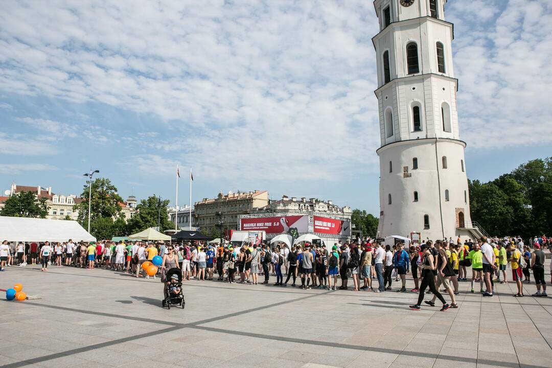 Vilniaus gatves užtvindė bėgikai