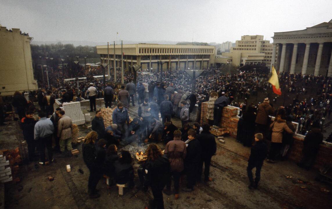 1991-ųjų sausį beginkliai Lietuvos piliečiai budėjo prie LR Aukščiausiosios Tarybos.