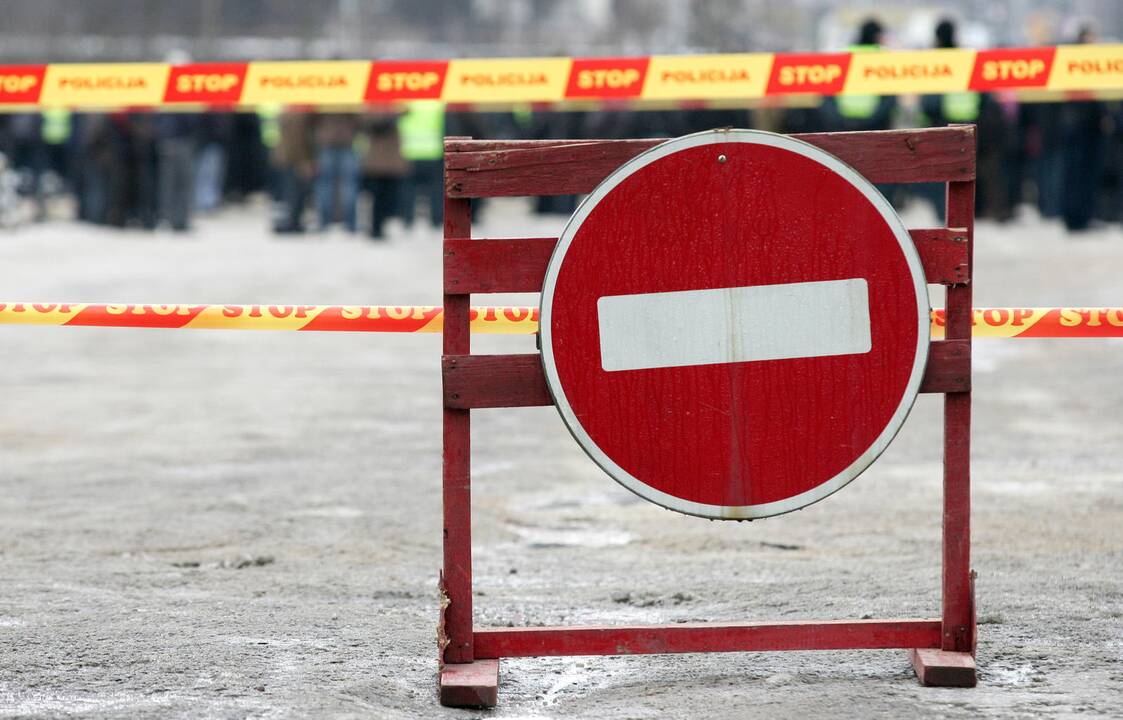 Įgriuva vienoje Kauno gatvėje įkalino automobilį