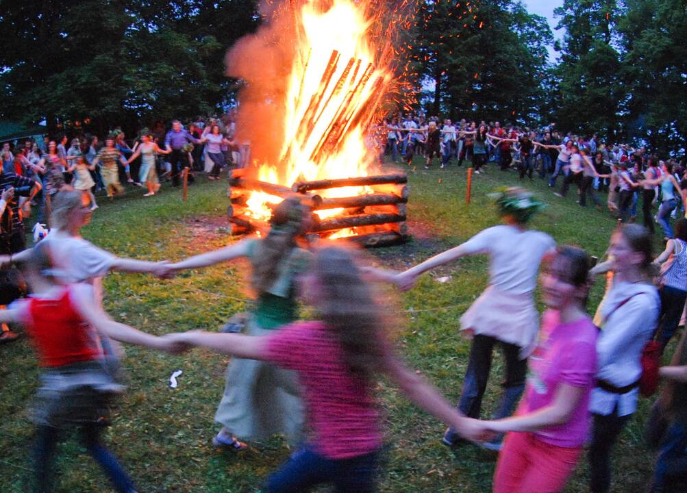  Ugniagesiai perspėja gyventojus atsargiai kūrenti Joninių laužus 