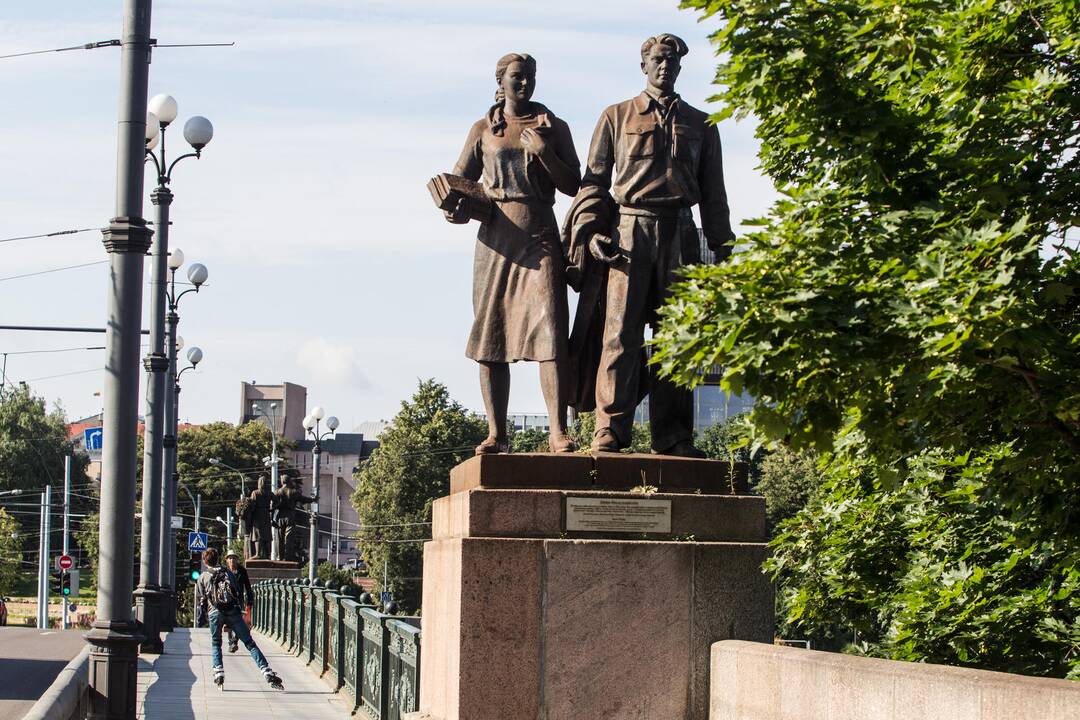 Žaliojo tilto skulptūrų nukėlimo darbai