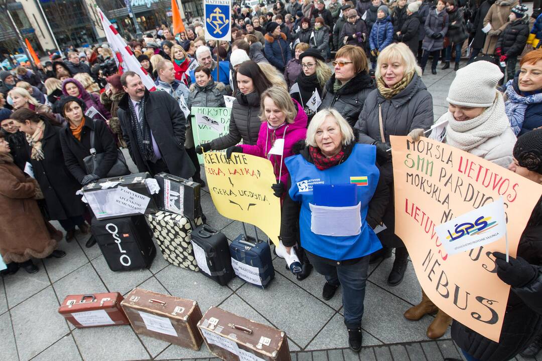 Pedagogai streiko nenutraukia, nori vėl derėtis su Vyriausybe