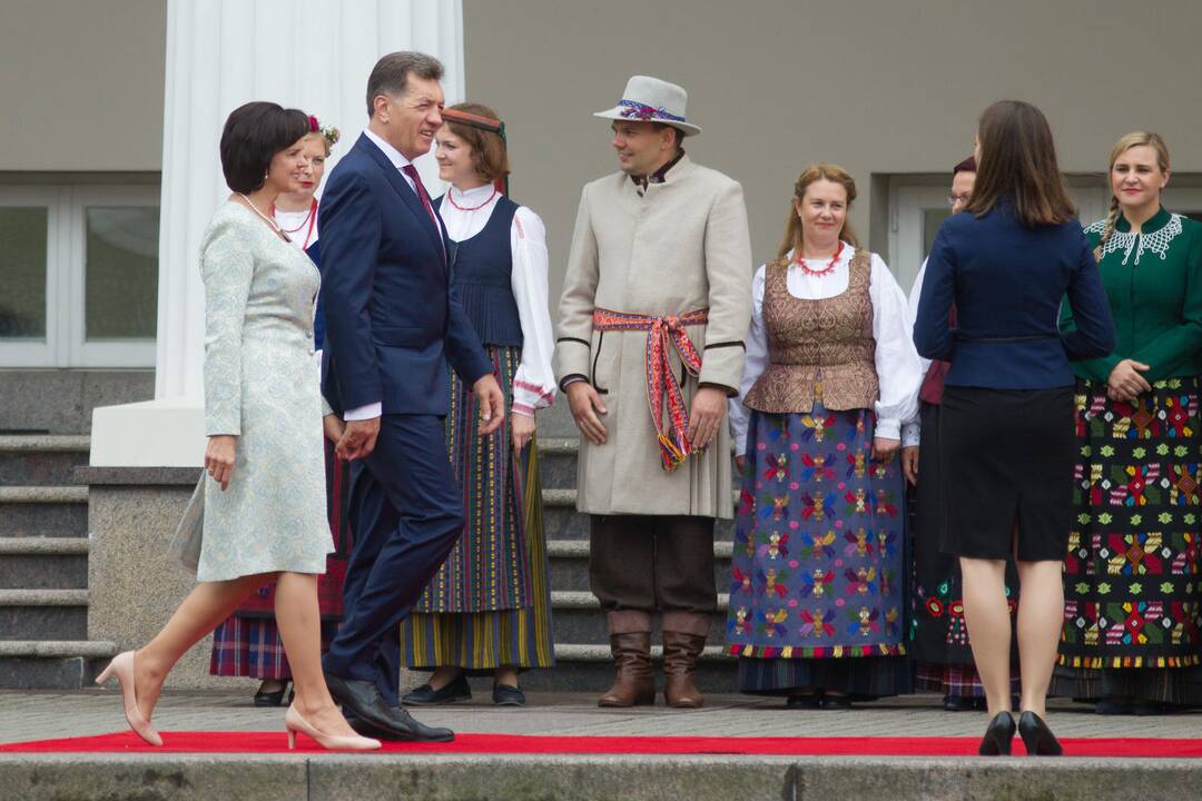 Daukanto aikštėje Vilniuje Valstybės dienos proga – iškilminga vėliavų pakėlimo ceremonija ir respublikinės moksleivių Dainų šventės atidarymas.