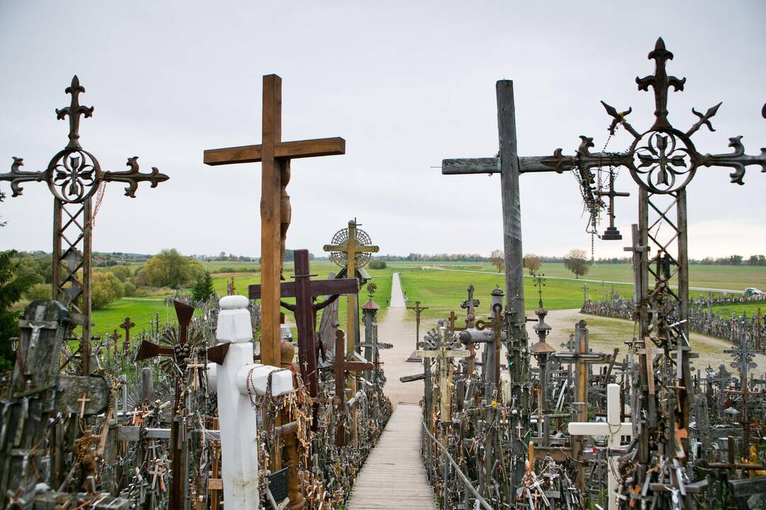 Beveik pusė lietuvių mano, kad gyvenimą per daug grindžiame mokslu, o ne tikėjimu