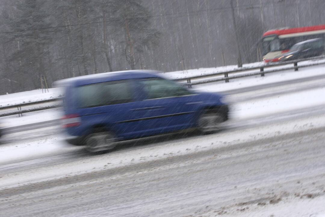 Kelininkai įspėja dėl pavojingų eismo sąlygų naktį 