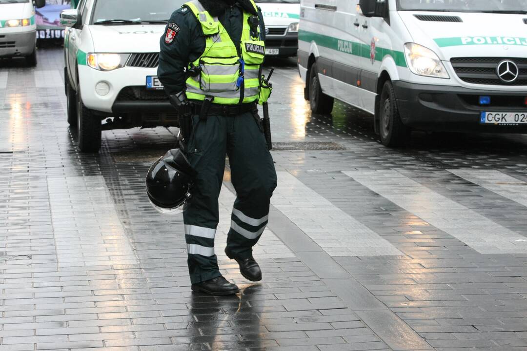 Šiemet policininkus papirkti bandė 130 pažeidėjų