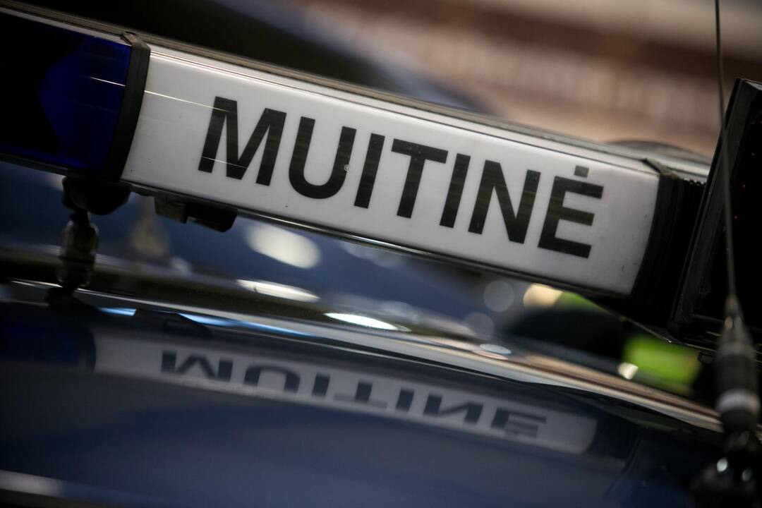 Muitinės pareigūnui – kaltinimai dėl prekybos namine degtine