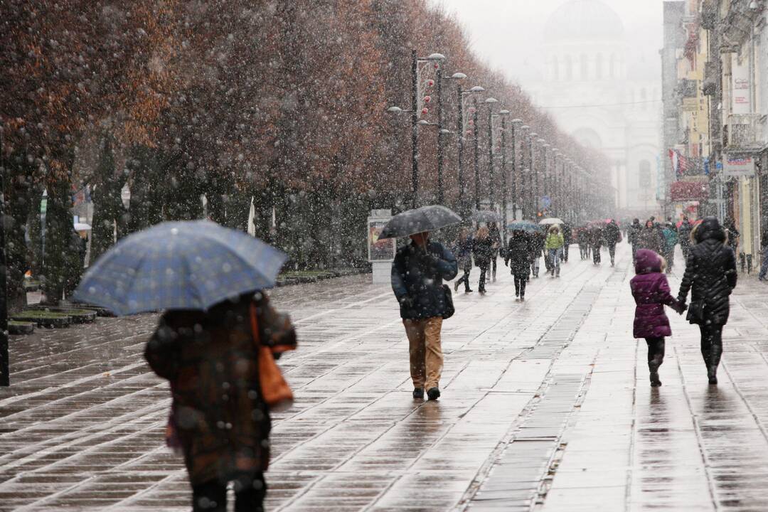 Kai kurie keliai slidūs, naktį prognozuojama šlapdriba, sniegas ir plikledis