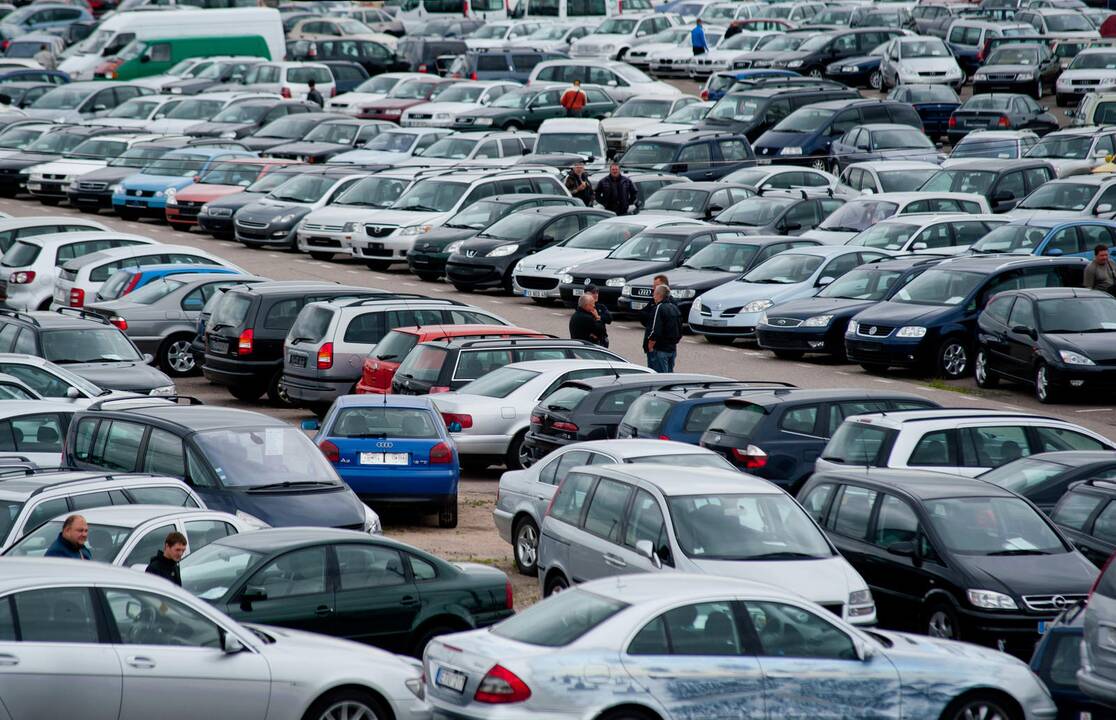 Kaune daugėja neteisėtai užsibuvusių automobilių prekeivių