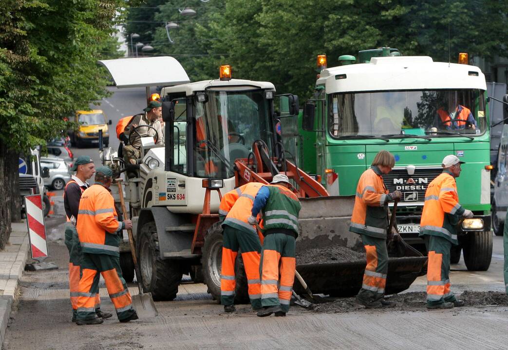 Susikibo dėl gatvių asfalto