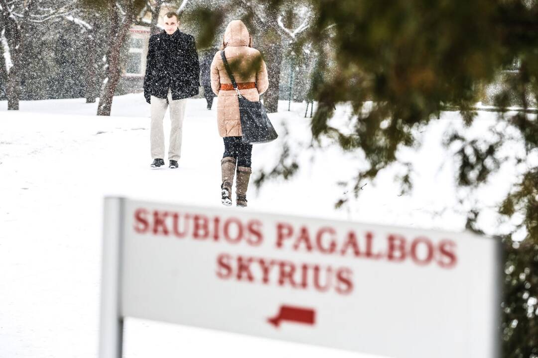 Medikus užplūdo slidžių gatvių aukos