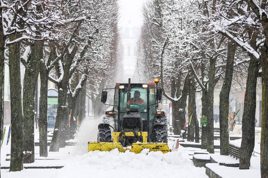 Kelininkai perspėja: eismo sąlygos kai kur sudėtingos dėl šarmos