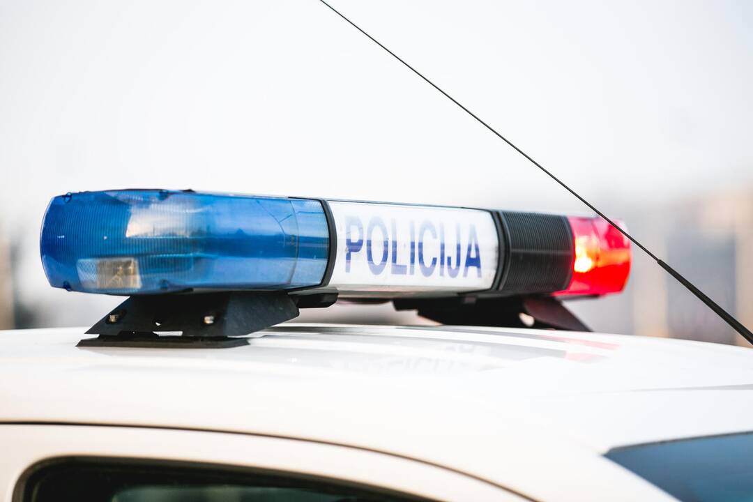 Klaipėdoje plėšikai aukai užmovė ant galvos maišą