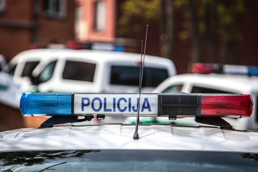 Policijos ekipažui pradūrė padangą