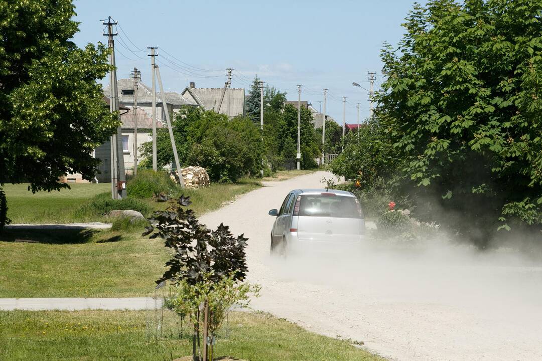 Vaišvydavoje į neviltį varo žvyrkelis po langais