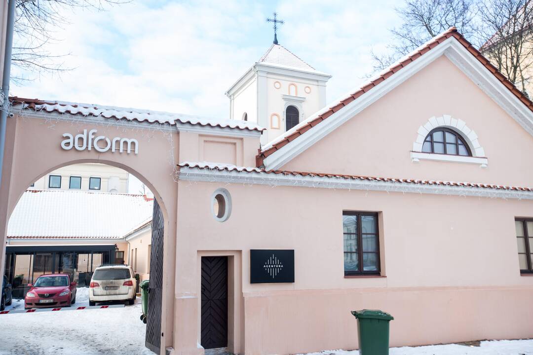 Vargu ar kurį nepilnametį į naktinį klubą palydi tėvai ar globėjai.