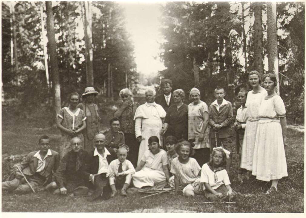S.Matjošaitis su šeima Kaune 1934 m. Iš kairės: S.Matjošaitis, J.Biliūnienė-Matjošaitienė, dukra M.Matjošaitytė-Lukšienė ir sūnus S.Matjošaitis.