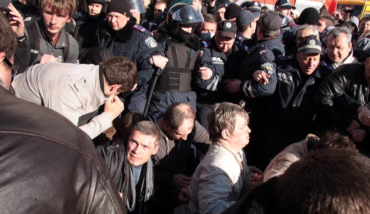 Charkove proeuropietiški demonstrantai tapo prorusiškos stovyklos patyčių taikiniu