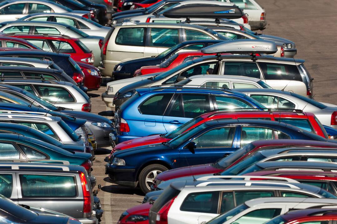 Lietuviai bent savaitei raginami pamiršti savo automobilius