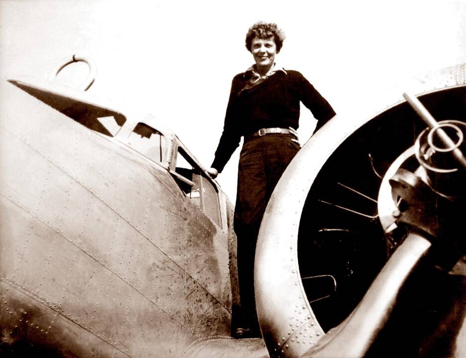 1897 m. gimė JAV aviatorė Amelia Earhart (Amelija Erhart) — pirmoji moteris, 1932 metais lėktuvu perskridusi Atlanto vandenyną.