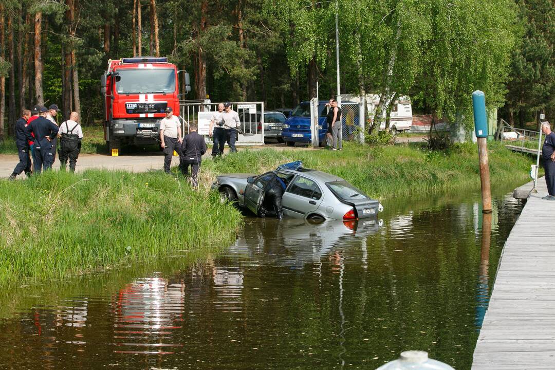 Automobilio traukimas iš Kauno marių