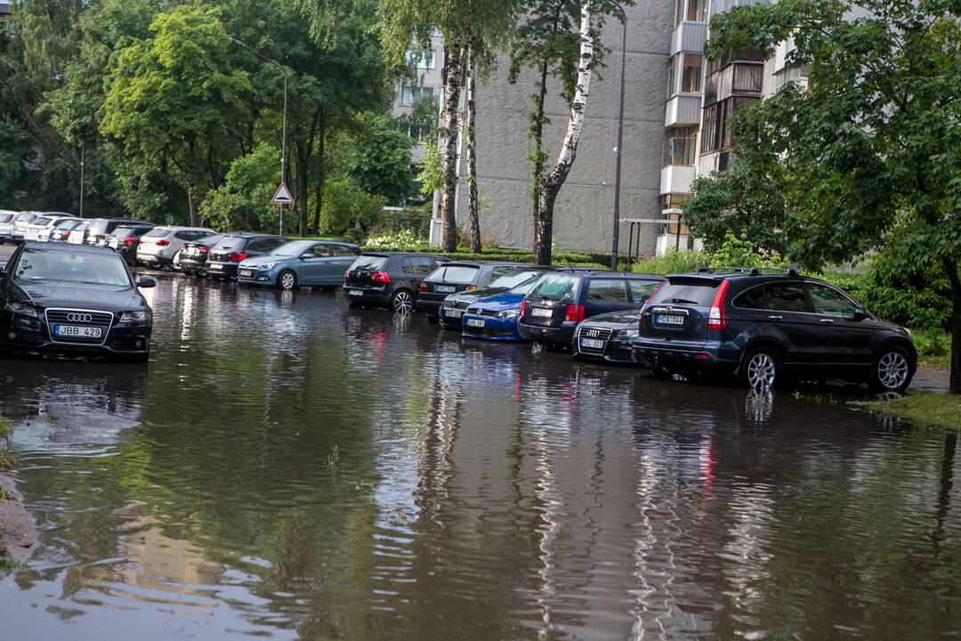 Po alinančios kaitros Kauną nuplovė liūtis