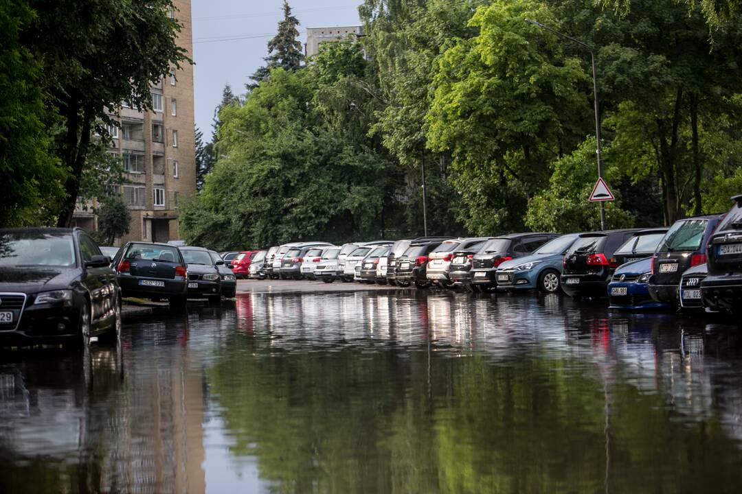 Po alinančios kaitros Kauną nuplovė liūtis