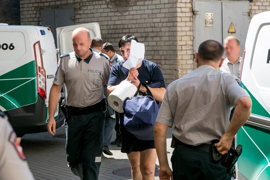 Įtariamieji turto prievartavimu atvežti į teismą