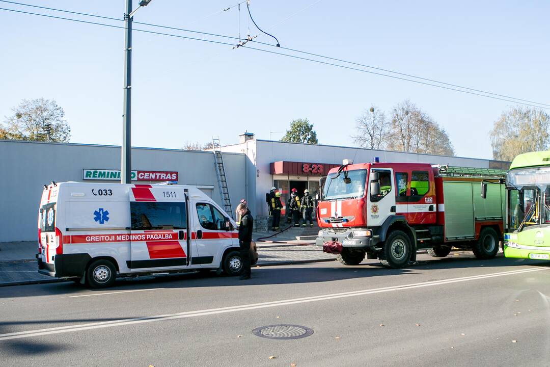 Užsidegė A. Juozapavičiaus pr. prekybos centras "Šilas" 