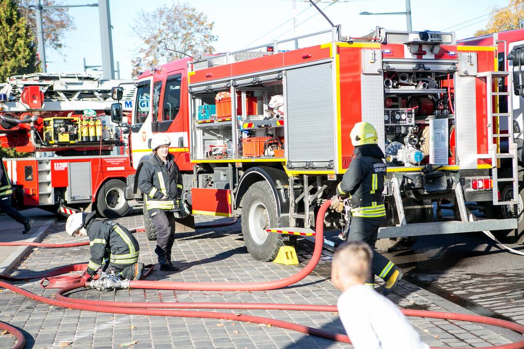 Užsidegė A. Juozapavičiaus pr. prekybos centras "Šilas" 