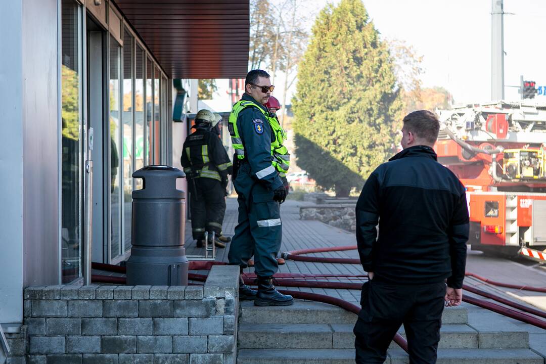 Užsidegė A. Juozapavičiaus pr. prekybos centras "Šilas" 