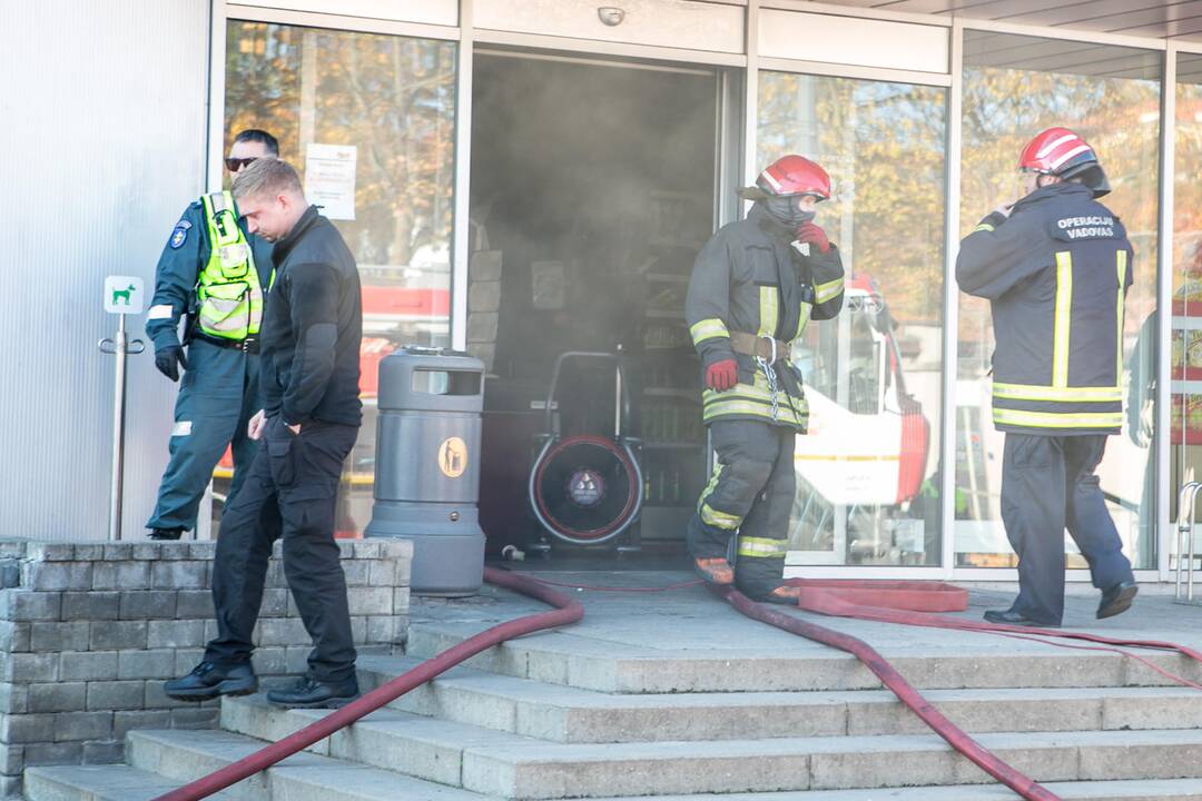 Užsidegė A. Juozapavičiaus pr. prekybos centras "Šilas" 