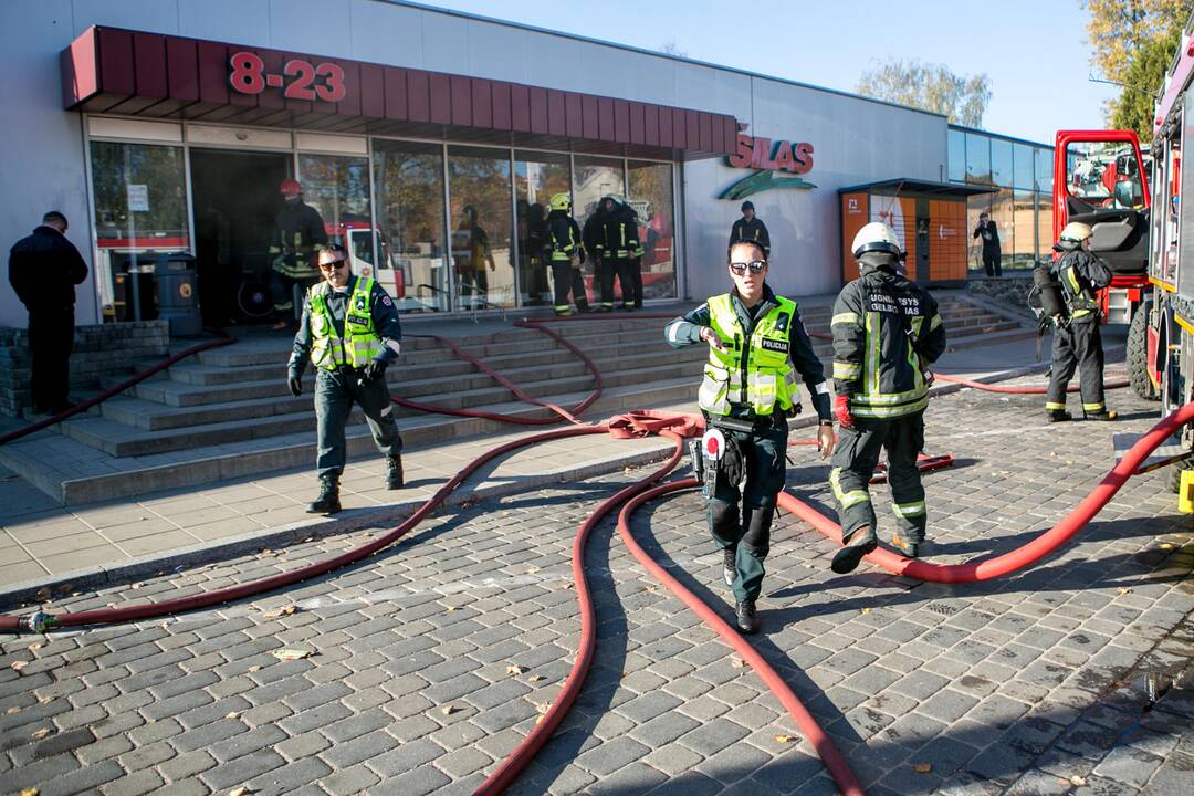 Užsidegė A. Juozapavičiaus pr. prekybos centras "Šilas" 