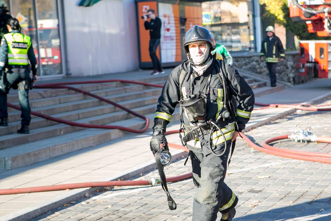 Užsidegė A. Juozapavičiaus pr. prekybos centras "Šilas" 