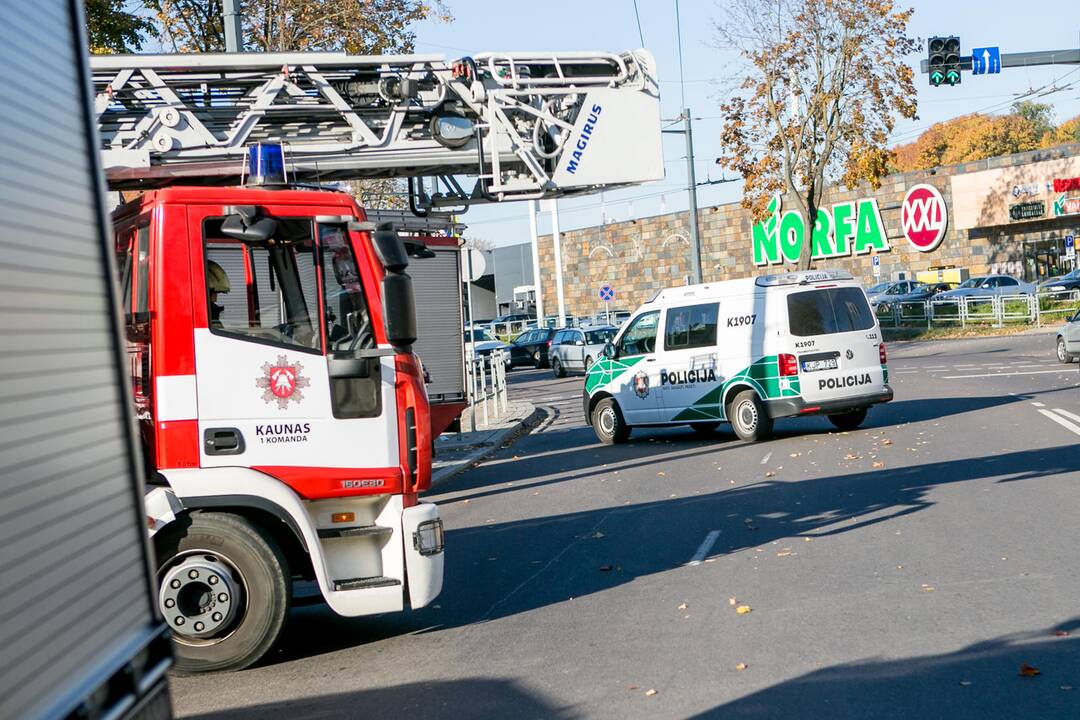 Užsidegė A. Juozapavičiaus pr. prekybos centras "Šilas" 