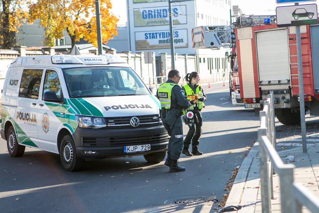 Užsidegė A. Juozapavičiaus pr. prekybos centras "Šilas" 