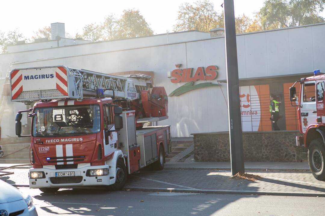 Užsidegė A. Juozapavičiaus pr. prekybos centras "Šilas" 
